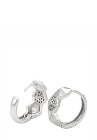 Sidabrinės geometrinės auskarų žiedai, vienas atviras, rodantis užsegimo mechanizmą, puošti mažais įmontuotais kristalais.