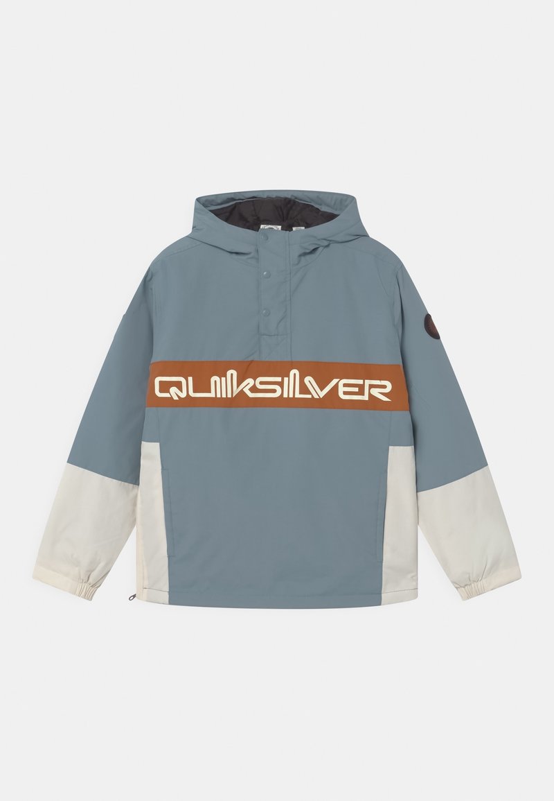 Veste à capuche bleue et blanche avec une bande horizontale marron sur la poitrine comportant le texte blanc du logo Quiksilver.