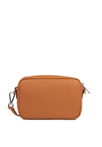Borsa a tracolla in pelle color tan con una superficie liscia, forma rettangolare, hardware in argento e chiusura con zip. Incluso strap regolabile.