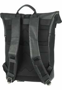 Mochila negra de cuero con correas de hombro acolchadas de malla. Presenta un diseño de parte superior enrollable, texturas contrastantes y detalles en hardware plateado.