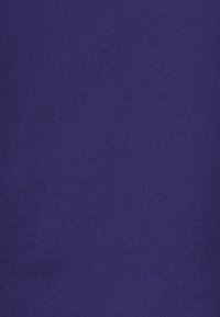 Tiefvioletter Stoff mit glatter Textur und einheitlichem Finish, geeignet für verschiedene Textilanwendungen und Designs.
