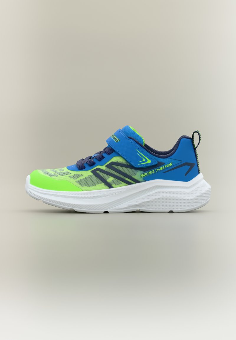 Παιδικό αθλητικό παπούτσι σε μπλε και νέον πράσινο χρώμα με λευκή σόλα, ζώνη βέλκρο και μαύρα κορδόνια σε ουδέτερο φόντο.