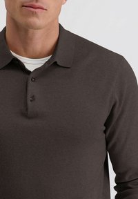 Donkerbruin gemêleerd katoenen polo met lange mouwen, voorzien van een drieknoopsluiting, klassieke kraag en een soepele structuur.