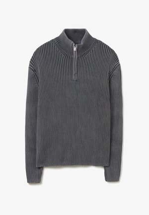 Suéter de punto gris con cuello de media cremallera, que presenta un tejido texturizado y mangas largas.