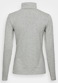 Graues Langarmshirt mit einem Stehkragen, aus weichem, strukturiertem Stoff gefertigt. Verfügt über eine neutrale Farbe und ein schlichtes, sauberes Design.