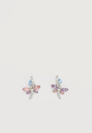 Ασημένια σκουλαρίκια σε σχήμα λιβελούλας με ροζ, μωβ, μπλε πολύτιμους λίθους και μικρές πέρλες σε απλό φωτεινό φόντο.