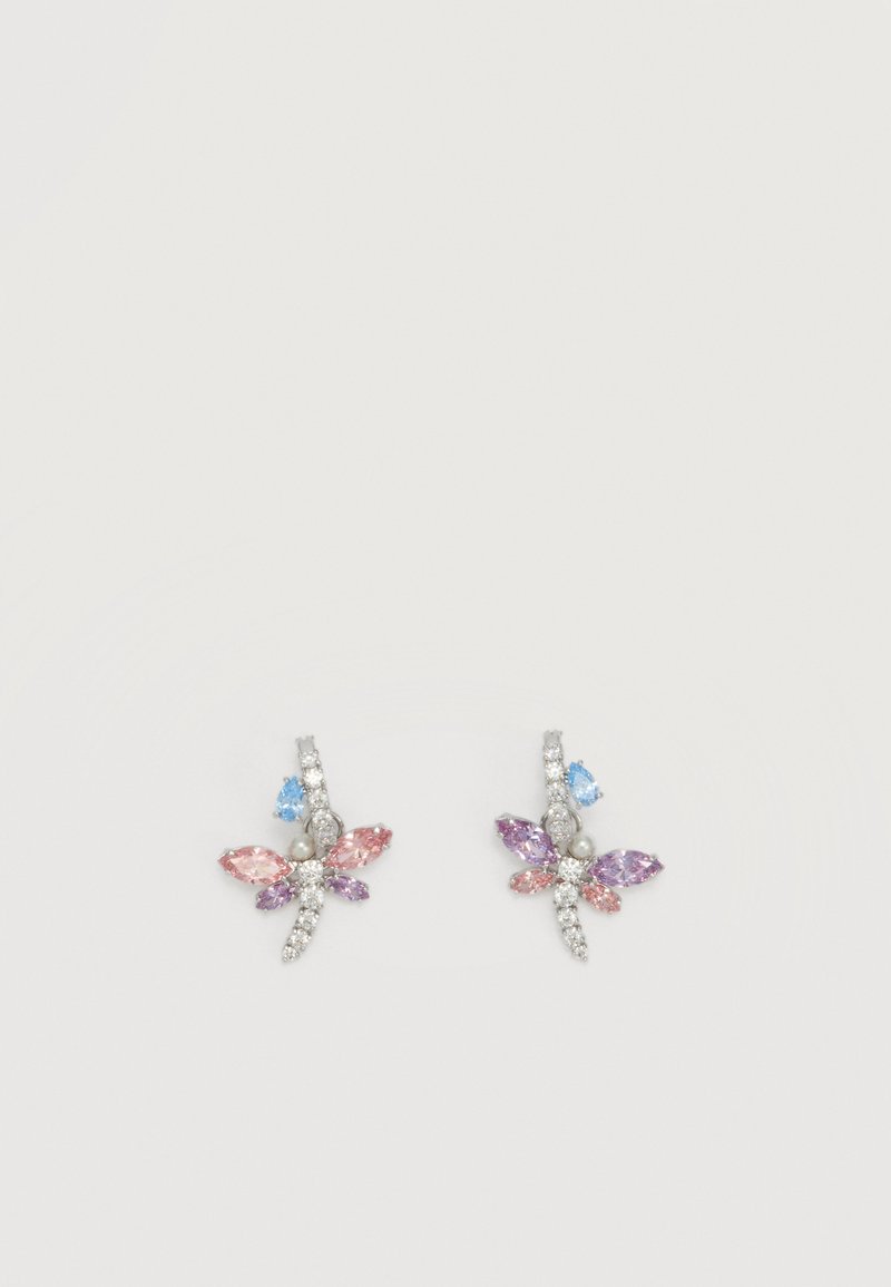 Ασημένια σκουλαρίκια σε σχήμα λιβελούλας με ροζ, μωβ, μπλε πολύτιμους λίθους και μικρές πέρλες σε απλό φωτεινό φόντο.