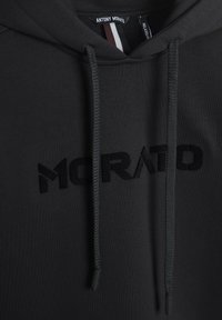 Felpa nera con logo "Morato" in rilievo, cappuccio con lacci e vestibilità rilassata. Realizzata in tessuto liscio, progettata per un abbigliamento casual.
