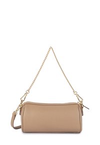 Sac à main cylindrique en cuir beige avec bandoulière en chaîne dorée et bandoulière amovible, fermeture à zip, sur fond blanc.