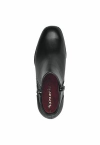 Scarpa in pelle nera con punta arrotondata, cerniera laterale e fodera interna testurizzata. Presenta un design elegante e accenti minimalisti.