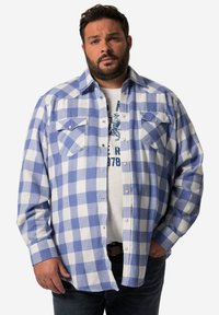 Blau-weiße karierte Flanellhemd mit Druckknopfverschluss, zwei Brusttaschen und lockerer Passform. Kombiniert mit einem hellgrauen T-Shirt.