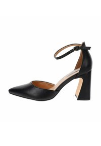 Scarpa nera in pelle con tacco alto, punta affilata, cinturino alla caviglia e tacco a blocco. Texture liscia, design minimalista e aperture decorative sul tacco.