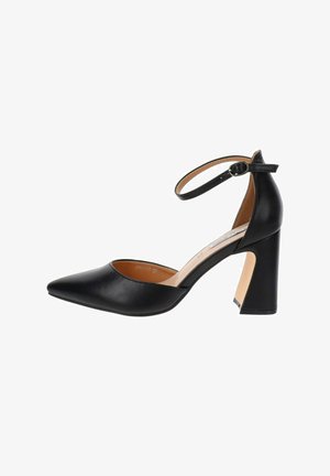 Chaussure à talons hauts en cuir noir avec un bout pointu, une bride de cheville et un talon bloc. Texture lisse, design minimaliste et découpe accentuée sur le talon.