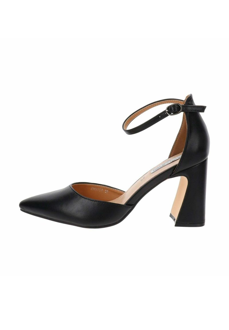 Scarpa nera in pelle con tacco alto, punta affilata, cinturino alla caviglia e tacco a blocco. Texture liscia, design minimalista e aperture decorative sul tacco.