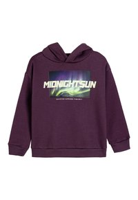 Lila hoodie med en framtill grafisk tryck som visar texten "MIDNIGHT SUN" och en aurorabakgrund. Blandad bomullstyg, standardpassform.