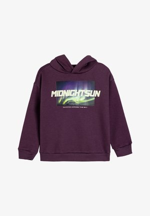 Lilla hættejakke med grafisk tryk på forsiden, der viser teksten "MIDNIGHT SUN" og en aurora-baggrund. Blandingsstof af bomuld, normal pasform.