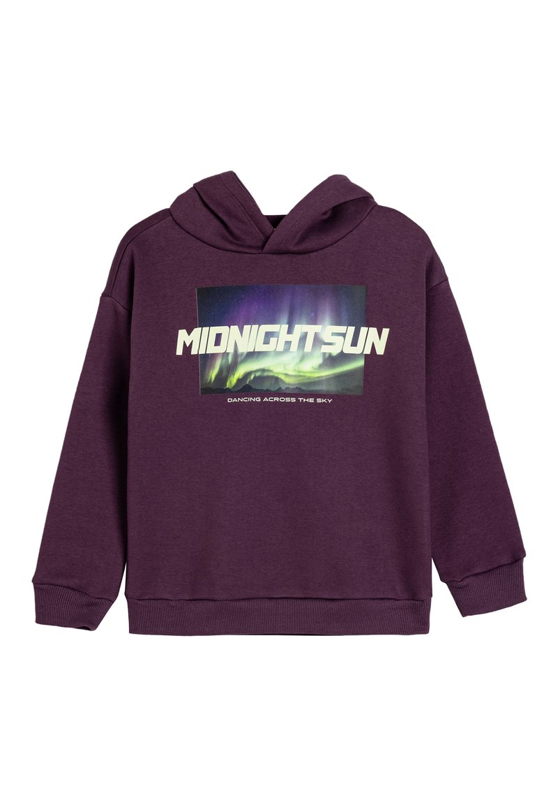 Lila hoodie med en framtill grafisk tryck som visar texten "MIDNIGHT SUN" och en aurorabakgrund. Blandad bomullstyg, standardpassform.