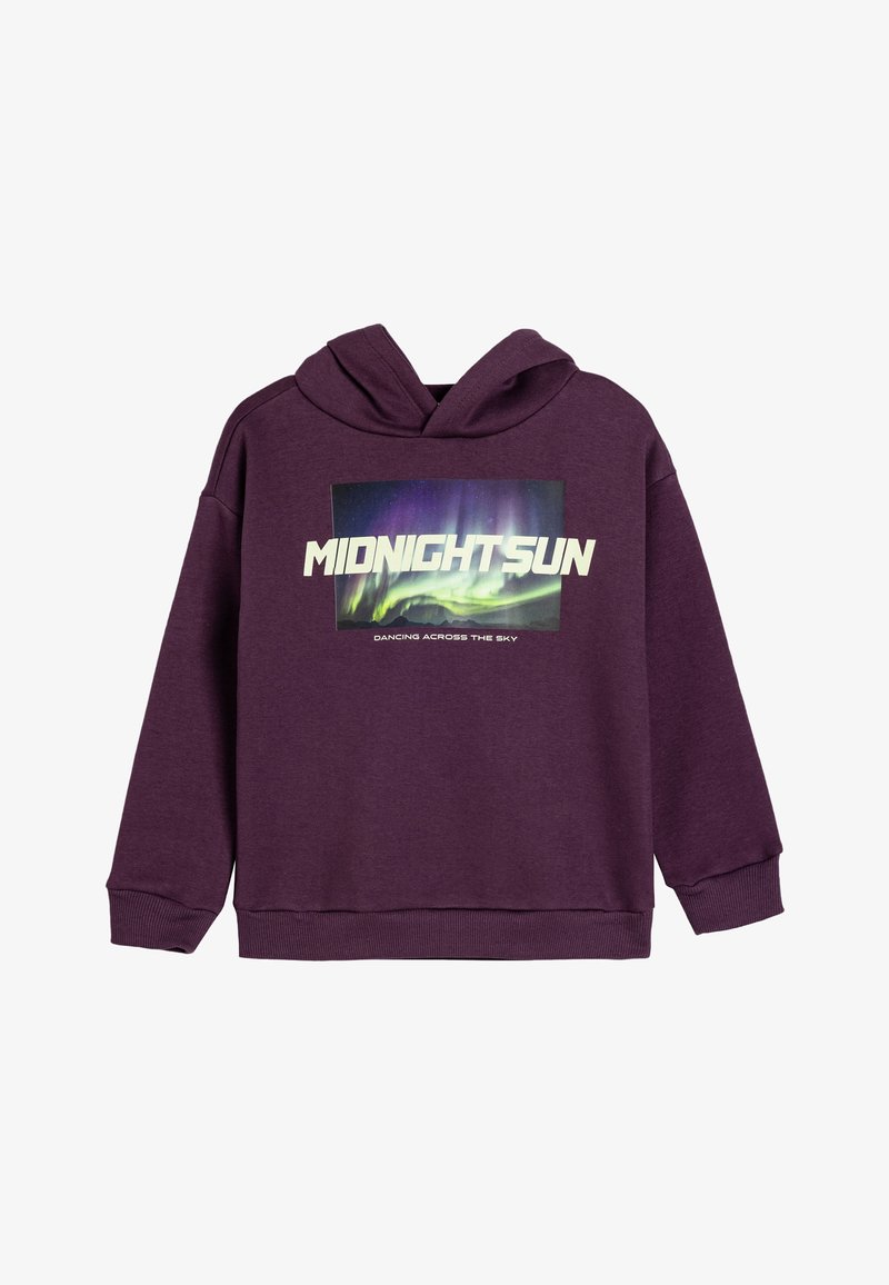 Lila hoodie med en framtill grafisk tryck som visar texten "MIDNIGHT SUN" och en aurorabakgrund. Blandad bomullstyg, standardpassform.