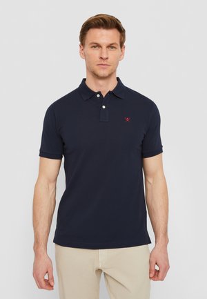 Navyblauer Poloshirt aus Baumwolle, mit kurzen Ärmeln, klassischem Kragen und einer Drei-Knopf-Leiste, featuring ein kleines rotes Logo auf der Brust.