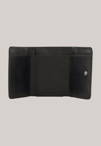 Cartera de cuero negra con una textura suave, que cuenta con múltiples ranuras para tarjetas y un cierre a presión para un almacenamiento seguro. Diseño grande y sencillo.