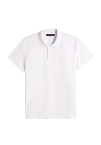 Camisa polo blanca con cuello, tapeta de tres botones, mangas cortas y una tela texturizada con un ligero estiramiento.