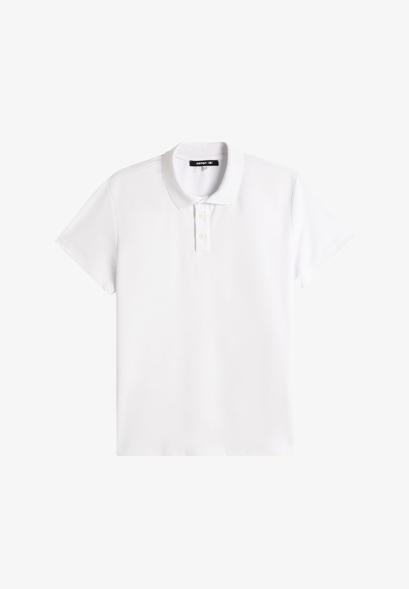 Camisa polo blanca con cuello, tapeta de tres botones, mangas cortas y una tela texturizada con un ligero estiramiento.