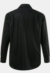 Camisa negra de manga larga con cuello clásico, textura suave, dos pliegues en la espalda y puños abotonados. Diseño entallado sin patrones visibles.