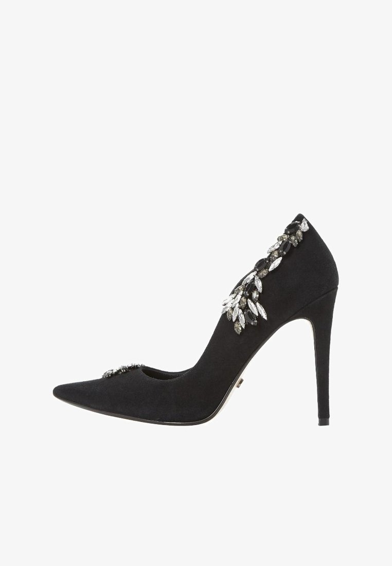 Escarpin noir à talon haut avec bout pointu et un groupe décoratif d'ornements en cristal clair et foncé sur le côté et à l'avant.