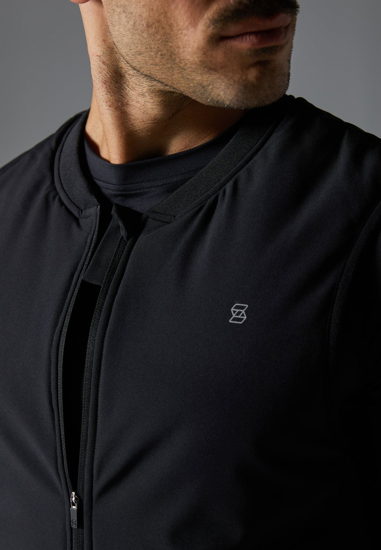 SLEEVELESS ZIP UP TRAINING GILET WITH POCKETS