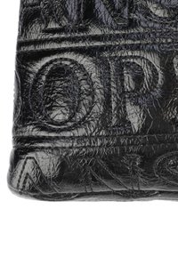 Borsa in pelle nera impressa con una superficie texturizzata e lettering prominente. Forma strutturata e dettagli di cucitura visibili.
