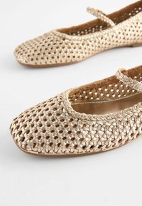 Next FOREVER COMFORT WEAVE MARY JANE - REGULAR FIT - Baletkurpes ar siksniņu ap potīti - gold