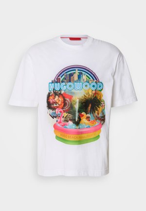 Hvit bomulls t-skjorte med et fargerikt grafisk trykk med tropiske elementer, flamingoer, og teksten "HUGOWOOD HUGO BEACH POOL PARTY."