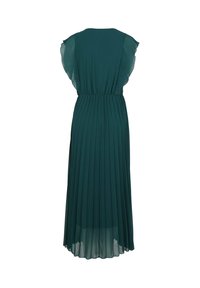 Robe maxi plissée vert foncé sans manches avec détails d'épaule en tulle volanté et taille cintrée, vue de dos sur fond blanc.