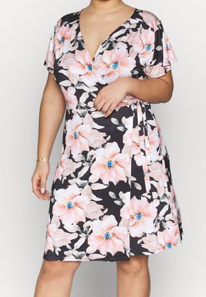 Blomsterindpakket kjole på en mørk baggrund med store pink blomster og blå accenter. Korte ærmer og en knyttet talje detalje. Glat stoftekstur.