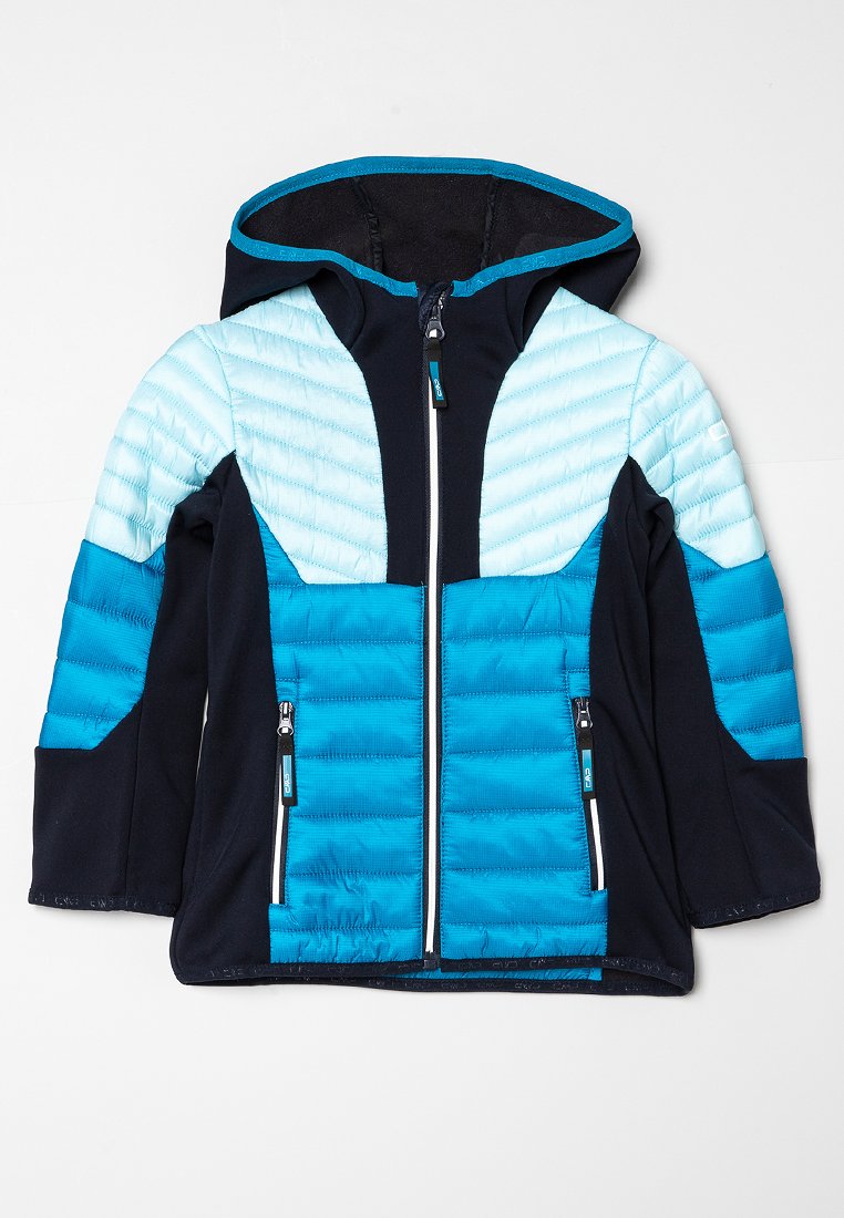 Chaqueta con capucha que presenta una mezcla de tela azul clara y azul oscura, diseño acolchado en el torso, dos bolsillos con cremallera y una cremallera frontal completa.