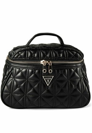Sac à main Guess en cuir matelassé noir avec poignée supérieure, fermeture éclair argentée à deux curseurs et logo métallique en forme de triangle au centre devant.