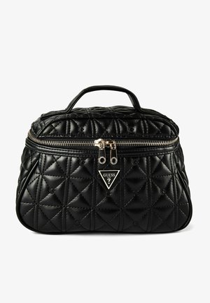 Sac à main Guess en cuir matelassé noir avec poignée supérieure, fermeture éclair argentée à deux curseurs et logo métallique en forme de triangle au centre devant.