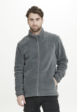 Giacca in pile grigia con zip frontale, colletto alto e tasche laterali. Presenta un tessuto testurizzato e un logo discreto sul petto.