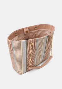 Torebka tote z plecionki w pionowe, wielokolorowe pasy, z gładkim różowym wnętrzem, metalowymi elementami w formie łańcucha oraz kieszonką na zamek.