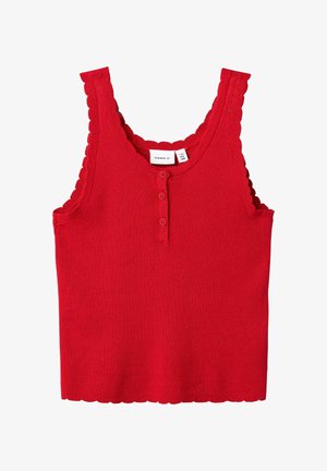 Rød strikket tanktop med bølgede kanter, der har en rund halsudskæring, tre-knaps lukning og en tætsiddende silhuet.