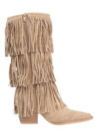 Bota de ante beige hasta media pantorrilla con detalles de flecos en capas, cremallera lateral, punta afilada y tacón bajo de bloque apilado.