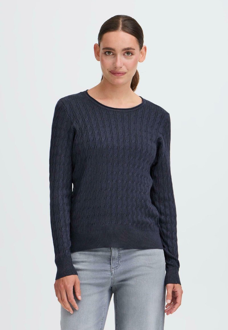 Maglione navy a treccia con maniche lunghe, scollo rotondo e orlo e polsini a costine. Realizzato in un morbido tessuto testurizzato, progettato per il comfort.