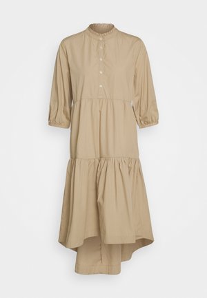 Beiges Midikleid mit dreiviertellangen Puffärmeln, knöpfbarem hohem Rüschenkragen, mehrlagigem Rock und hohe-niedrigen Saum.