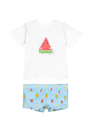 Camiseta blanca de niño pequeño con un gráfico de una rodaja de sandía sonriente y pantalones cortos azul claro impresos con varios personajes de frutas alegres.