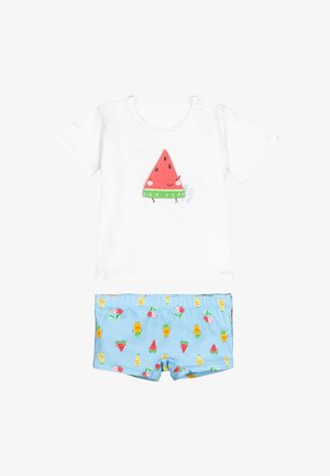 Camiseta blanca de niño pequeño con un gráfico de una rodaja de sandía sonriente y pantalones cortos azul claro impresos con varios personajes de frutas alegres.