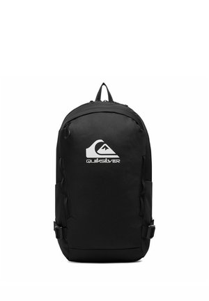 Sort Quiksilver rygsæk med topgreb, frontlynlåslomme og justerbare sidestropper, vist mod en hvid baggrund.