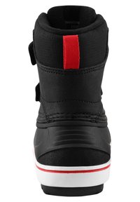 Svart högsneaker med en röd accentflik, övre del av texturerat tyg och en vit sula med ett rött streck. Designen inkluderar kardborrband.