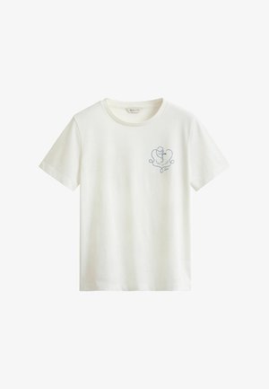 Witte T-shirt met korte mouwen en ronde hals, met een klein blauw anker- en touwenembleem op de linkerborst en een "GANT" label aan de binnenkant van de kraag.