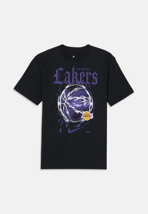 Zwart katoenen T-shirt met een paarse basketbalafbeelding, tekst "Los Angeles Lakers" en Nike-logo. Korte mouwen, ronde hals.