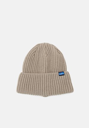 Berretto lavorato a maglia beige con una texture a coste, dotato di risvolto e di un piccolo patch logo blu e rosso sulla parte frontale.
